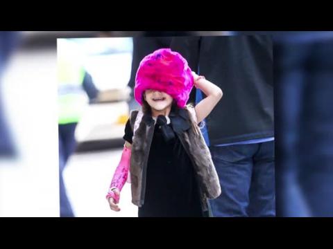 VIDEO : Suri Cruise porte un chapeau en fourrure rose pour aller  l'cole accompagne par Katie Hol