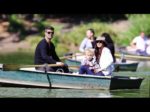 VIDEO : Robin Thicke Rows Family Around On Relaxing Day Off