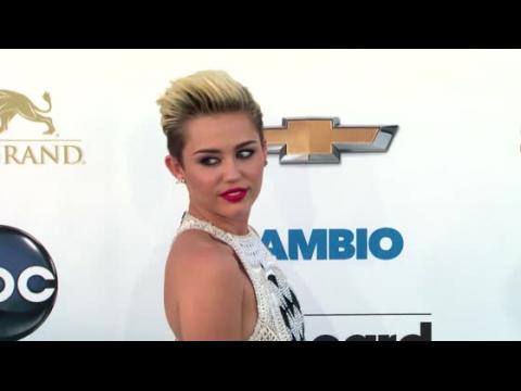 VIDEO : Miley Cyrus Ne Suit Plus Son Fiancé Liam Hemsworth Sur Twitter