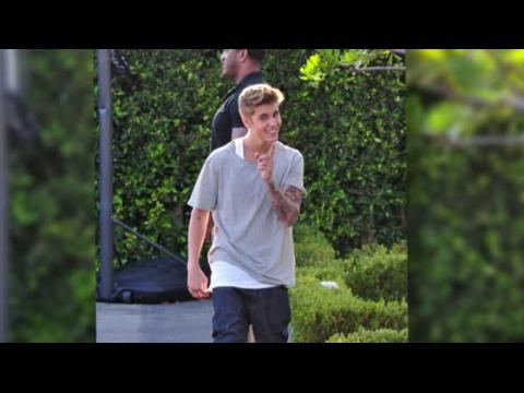 VIDEO : Justin Bieber Plays Basketball With Friends
