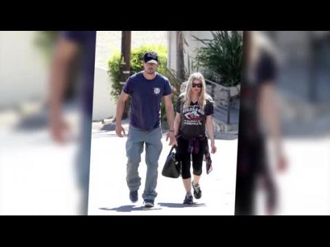 VIDEO : Fergie muestra su cuerpo pos parto en una inspeccin de su casa con Josh Duhamel