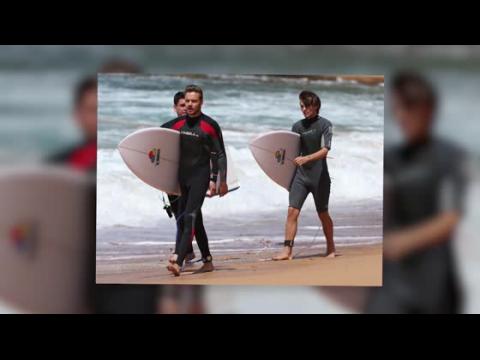VIDEO : Les vagues sont bonnes pour les membres de One Direction Liam Payne et Louis Tomlinson