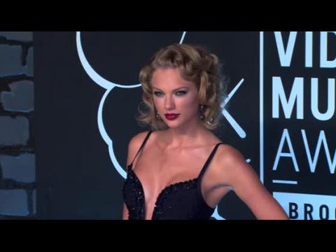 VIDEO : Taylor Swift Wins Record Sixth Nashville Songwriters Award