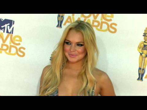 VIDEO : Does Lindsay Lohan Use a Tinder and Secret Facebook Account?
