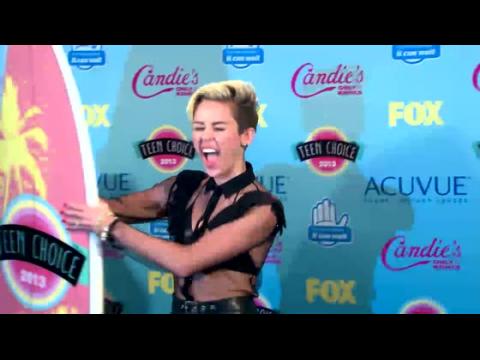 VIDEO : Miley Cyrus reçoit une offre d'un million de dollars pour réaliser un porno