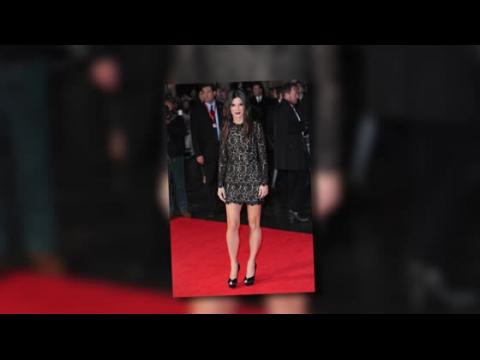 VIDEO : Sandra Bullock Wows in a Lace Minidress at Gravity Premiere