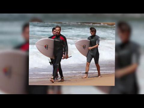 VIDEO : Surf's Up For One Direction's Liam Payne and Louis Tomlinson