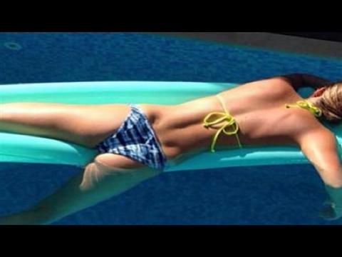 VIDEO : Bar Refaeli, muy sexy en bikini