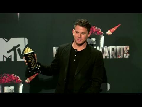 VIDEO : Channing Tatum Jokes He's A 'High-Functioning Alcoholic'