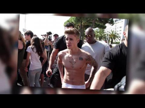VIDEO : Justin Bieber Scolds the Paps