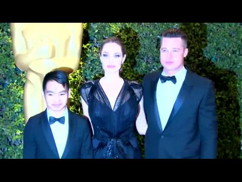 VIDEO : El hijo de Angelina Jolie, Maddox, tiene novia a larga distancia