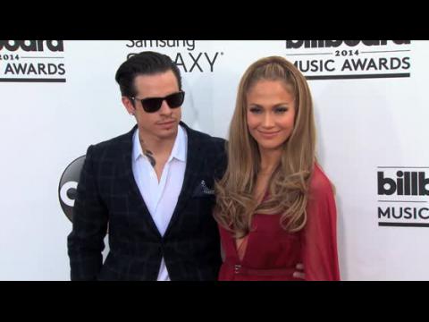 VIDEO : Jennifer Lopez and Casper Smart Split
