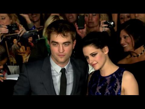 VIDEO : Robert Pattinson Still Talks to Kristen Stewart