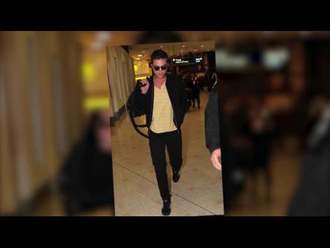 VIDEO : Robert Pattinson Arrives in Australia
