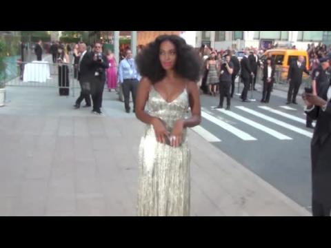 VIDEO : Solange con su mejor comportamiento al asistir al mismo evento que Rachel Roy