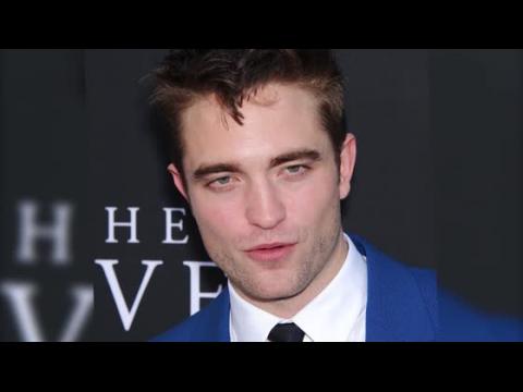 VIDEO : Robert Pattinson est sexy et charmant sur le tapis rouge