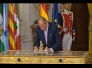 El Rey Don Juan Carlos firma su abdicación