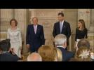 El Rey Don Juan Carlos firma la Ley de Abdicación
