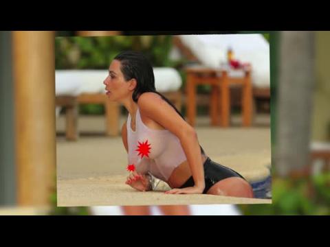 VIDEO : Kim Kardashian se dtend au bord d'une piscine dans un top transparent