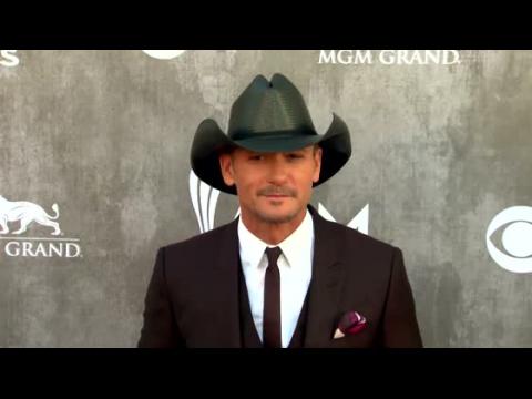 VIDEO : Tim McGraw Faces Backlash After Appearing to Hit a Female Fan