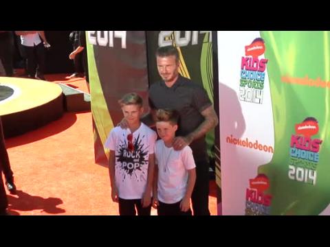VIDEO : David Beckham et ses fils volent la vedette aux Kids' Choice Awards de Nickelodeon