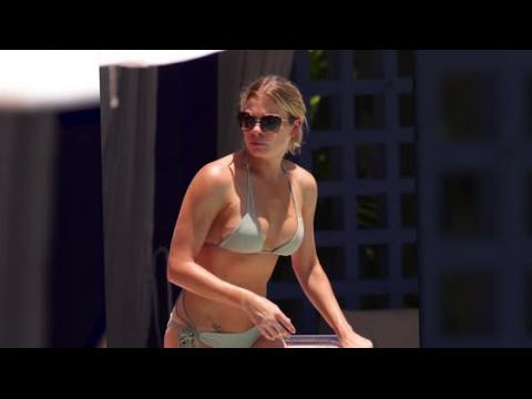 VIDEO : LeAnn Rimes est renversante en bikini et cache ses marques de bronzage