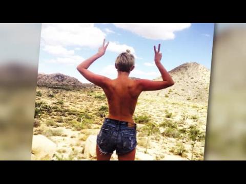VIDEO : Miley Cyrus posa sin camisa en el desierto