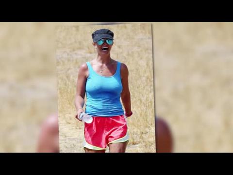 VIDEO : Britney Spears Takes A High Visibility Hike