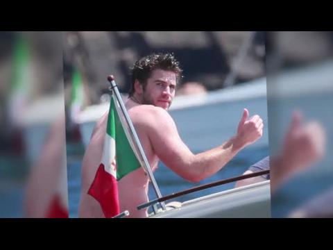 VIDEO : Liam Hemsworth Relaxes in Portofino