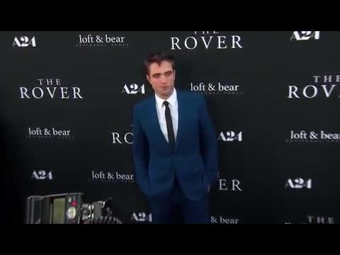 VIDEO : Robert Pattinson dice otra vez  que no tiene hogar