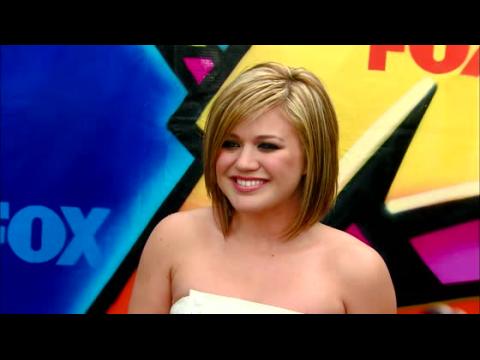 VIDEO : Kelly Clarkson Welcomes Daughter 'River Rose Blackstock'