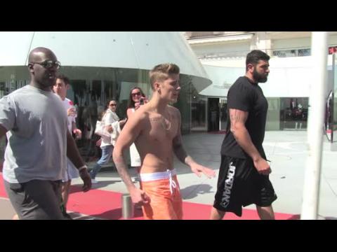 VIDEO : Justin Bieber Will Face 'Criminal Vandalism' Charges In Egg-Throwing Incident