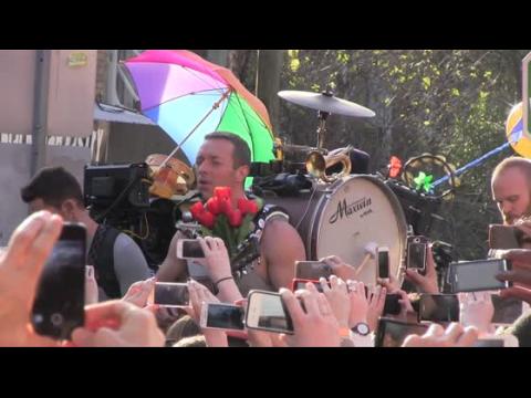 VIDEO : Chris Martin Uses Music To Get Through His 'Conscious Uncoupling'