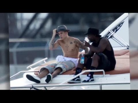 VIDEO : Justin Bieber Celebrates Fourth of July Weekend on a Yacht