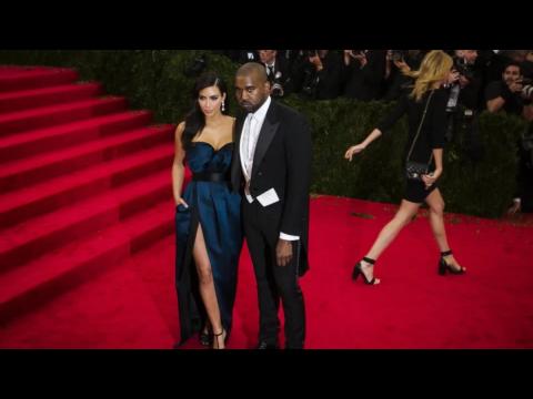VIDEO : Oups ! La robe de Kim Kardashian est un peu trop ouverte !