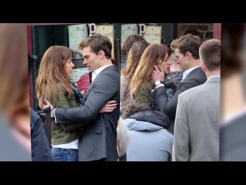 VIDEO : Dakota Johnson et Jamie Dornan embrassent leurs personnages dans 50 Nuances de Grey