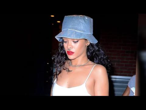 VIDEO : Rihanna luce su nuevo y salvaje aro nasal