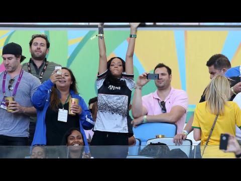VIDEO : Rihanna montre ses seins en finale de la coupe du monde