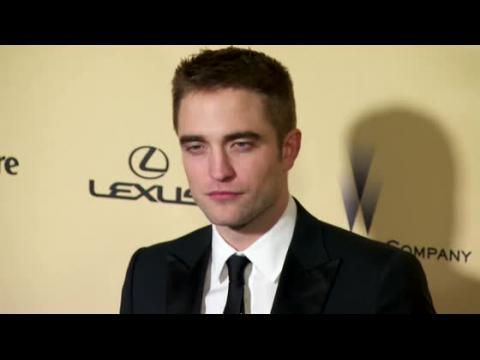 VIDEO : Robert Pattinson Tells Child Stars, 'Get in Therapy Now or Become a Serial Killer'