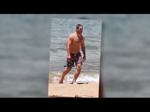 VIDEO : Bikini Clad Anna Faris and Swolled Up Chris Pratt Hit the Beach