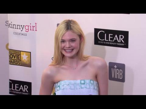 VIDEO : Elle Fanning Shares Her Latest 'Promposal'