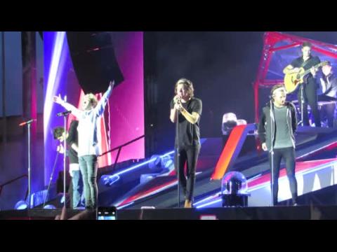 VIDEO : One Direction Get Soaked on Stage