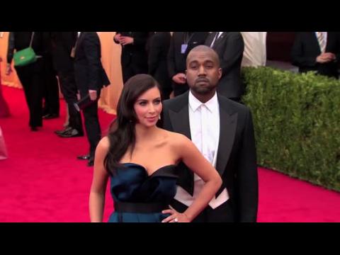 VIDEO : Kanye West mantiene a Kim Kardashian en la oscuridad respecto a unos secretos de la boda