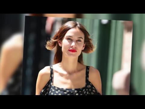 VIDEO : Alexa Chung Gets Some Musical Help From Chris Martin