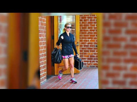 VIDEO : Jessica Simpson Puts Her Legs on Display in Beverly Hills