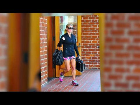 VIDEO : Jessica Simpson dvoile ses jambes  Beverly Hills