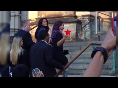 VIDEO : Demi Lovato Sticks her Middle Finger Up at the Paps