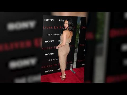 VIDEO : Olivia Munn se vio muy enamorada en la alfombra roja