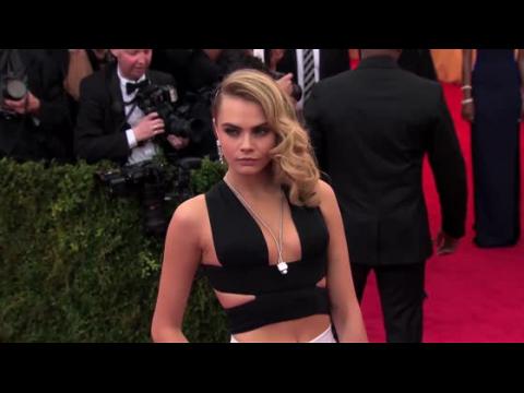 VIDEO : Cara Delevingne Fell Asleep During A Vogue Interview