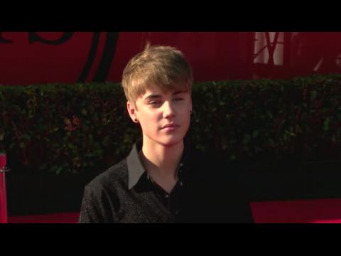 VIDEO : Justin Bieber s'est fait baptiser dans une baignoire
